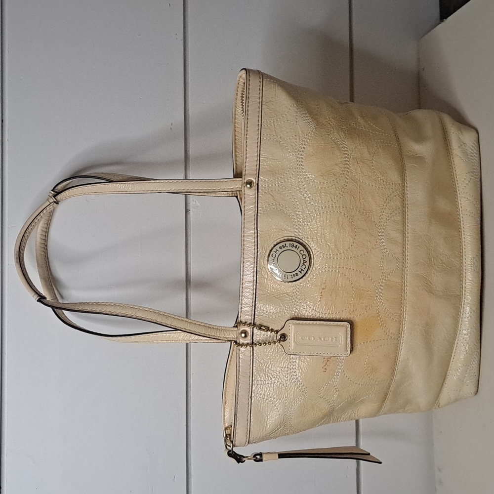 Coach Bag Cream Patent Leather Signature F19198